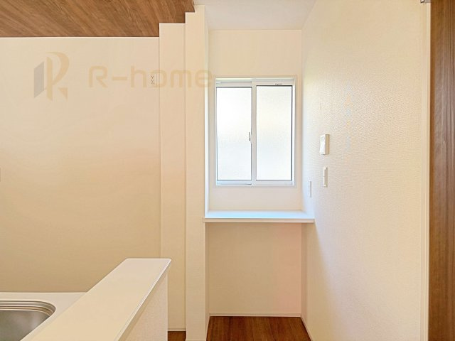 牛久市牛久町3期　新築戸建て　1号棟のその他|キッチン後ろに便利なカウンター付き！作業台や収納・インテリアなど生活に合わせて活用♪
