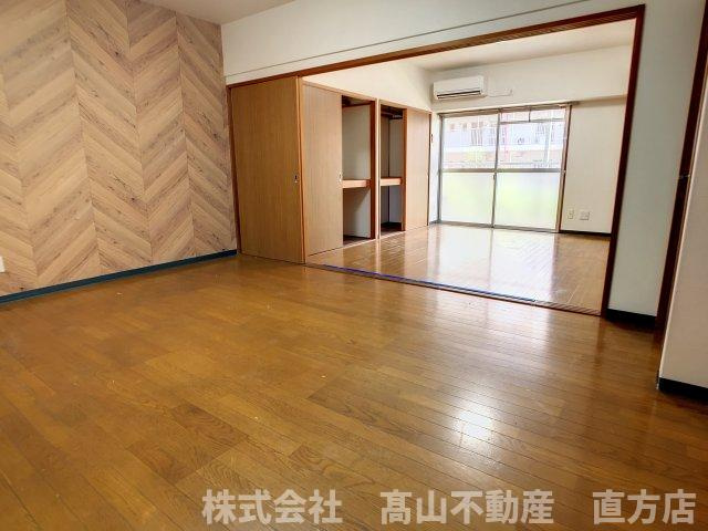 直方市大字感田の賃貸マンションの居間・リビング