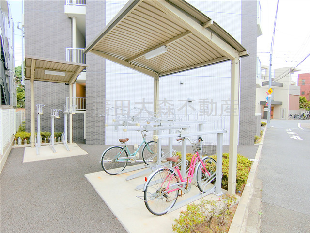 XEBECジーベック池上のその他共用部分|屋根付きラック式の駐輪場　空き状況等詳細はお問合せください。