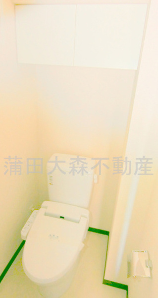 XEBECジーベック池上のトイレ|吊戸棚と温水暖房便座付トイレ