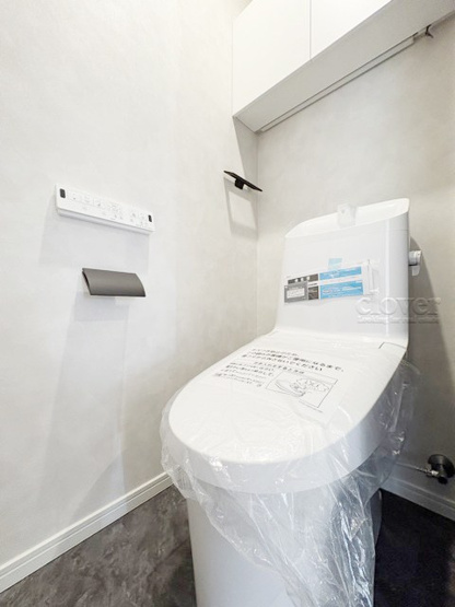 【トイレ】 | クラスター三鷹 | 温水洗浄便座付き　上部に収納を備えたトイレです。自宅の中でも最もプライベートな空間だからこそ、ほしい「落ち着き」がここにあります。～即日のご見学可能～　お問合せはお気軽にどうぞ。