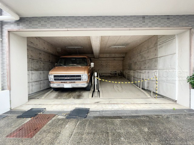 【駐車場】 | クラスター三鷹 | マンションの駐車場スペース。空きの有無や駐車料金、サイズ規定などについては、改めてお問い合わせください。～即日のご見学可能～　お問合せはお気軽にどうぞ。
