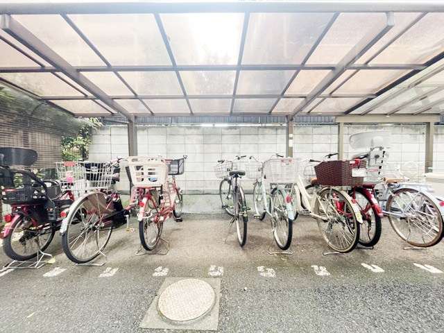 【駐輪場】 | クラスター三鷹 | 自転車置き場。マンションの共用部にあたります。空きの有無や駐輪料金、各戸の台数制限などについては、改めてお問い合わせください。～即日のご見学可能～　お問合せはお気軽にどうぞ。
