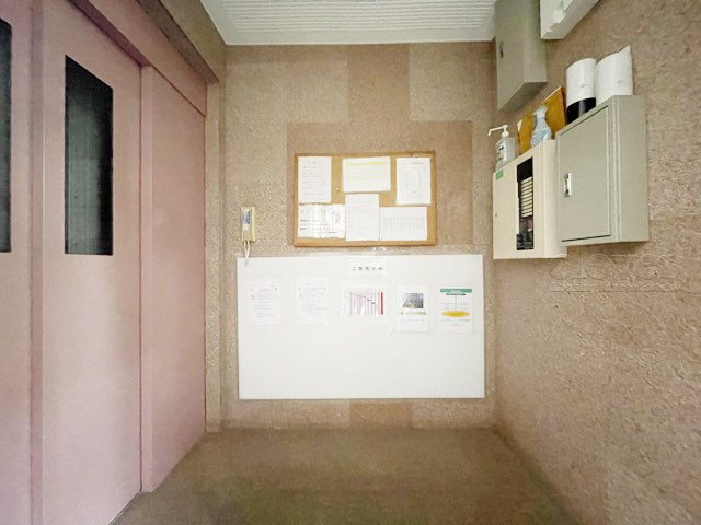 【ロビー】 | クラスター三鷹 | マンションの建物内に入って最初に目にする空間が、このエントランスホールです。それほど広くはありませんが、しっかりと清潔感が保たれています。～即日のご見学可能～　お問合せはお気軽にどうぞ。

