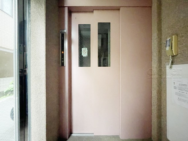 【設備】 | クラスター三鷹 | バリアフリーの強い味方、エレベーターが設置されています。メンテナンスに手間と費用がかかる設備ですが、あるとないとでは大違い。～即日のご見学可能～　お問合せはお気軽にどうぞ。
