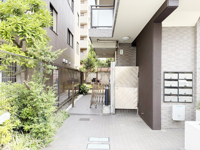 【エントランス】 | クラスター三鷹 | オートロックを備えた、マンションのエントランス。やはりセキュリティの観点は欠かすことができません。皆様を“安全”に送り出し、出迎えてくれます。～即日のご見学可能～　お問合せはお気軽にどうぞ。
