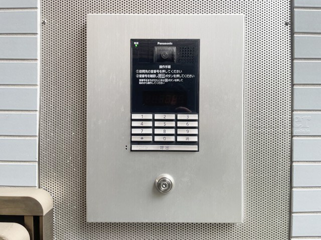 【防犯設備】 | クラスター三鷹 | 部外者の出入りを規制するオートロックの操作盤。「マンションに欲しいセキュリティ」の筆頭格です。これがあるだけで、安心感はひときわ増します。～即日のご見学可能～　お問合せはお気軽にどうぞ。
