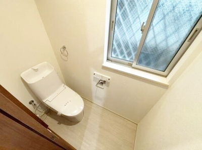 【トイレ】 | 東灘区魚崎南町３丁目　中古戸建 | トイレには快適な温水洗浄便座付き