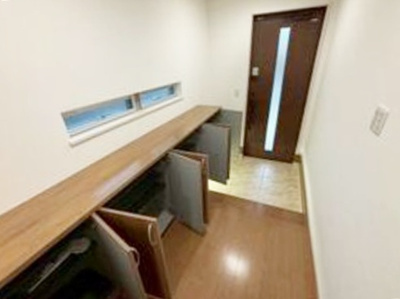【玄関】 | 東灘区魚崎南町３丁目　中古戸建 | 収納力の高いシューズボックス付き