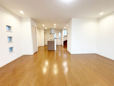 【居間・リビング】 | 東灘区魚崎南町３丁目　中古戸建 | 2026年5月リフォーム済の綺麗な住まい。2011年4月築のゆとりのある3SLDK