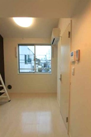 新宿区大久保２丁目のアパートの居間・リビング