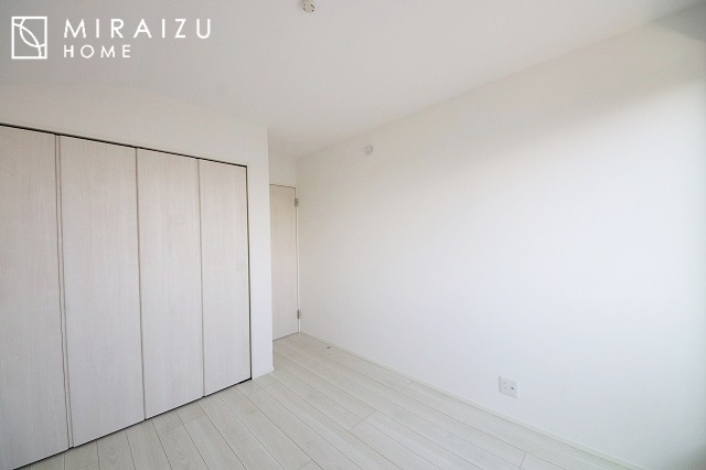 【子供部屋】 | お子様のお部屋にも主寝室にも使えますね。窓が二面についていますので採光もばっちり、空気の入れ替えもOK！自分のお部屋を持ちたいお子様の夢を叶えます！