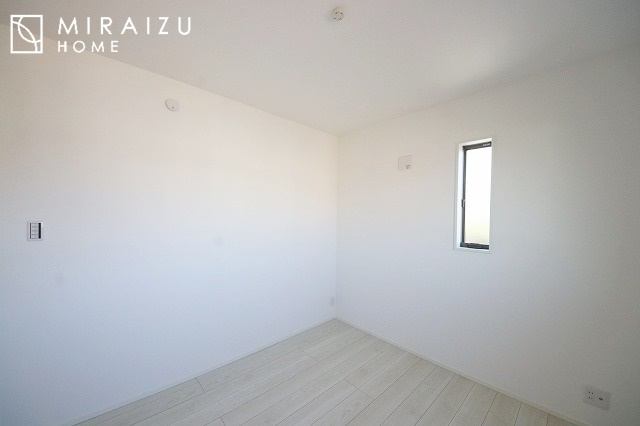 【子供部屋】 | 床のフローリングもオシャレな洋室が嬉しいです。独立性のある住宅ですので、各居室それぞれ、テイストの違うお部屋インテリア造りをしても面白いかもしれませんね！