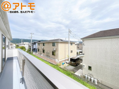 【玄関】 | 伊豆の国市四日町　新築一戸建て　2号棟 | やっぱり助かる広々バルコニー♪お布団や洗濯物を干せるのはもちろん、広々としたバルコニーで少しでも家事を楽ちんに！