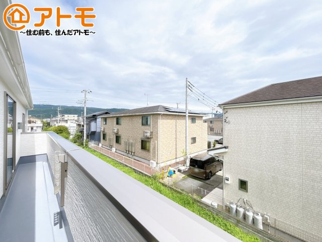 【玄関】 | 伊豆の国市四日町　新築一戸建て　2号棟 | やっぱり助かる広々バルコニー♪お布団や洗濯物を干せるのはもちろん、広々としたバルコニーで少しでも家事を楽ちんに！