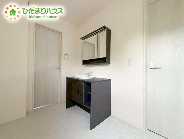 いわき市平赤井2期　新築戸建の洗面所|ゆったりとした洗面所には物入れを完備！タオルや洗剤をしまえます(^^)/