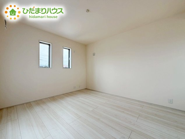 いわき市平赤井2期　新築戸建の寝室|主寝室は広々していて安らげる空間に。大きな窓から光が差し込み、朝の目覚めも良さそう♪