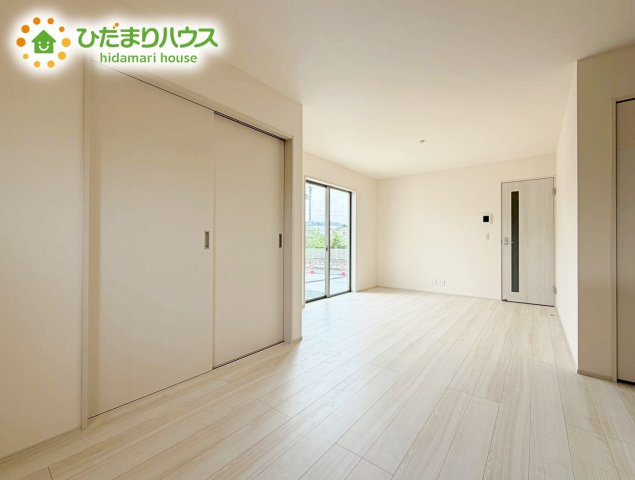 いわき市平赤井2期　新築戸建の居間・リビング|リビングの窓からはあたたかな日差しが差し込みます(*'▽')