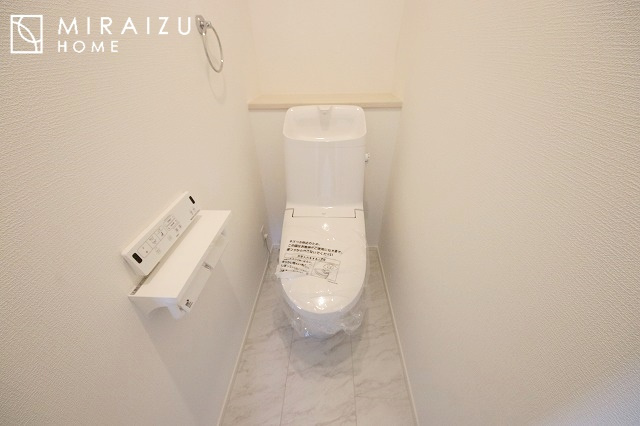 【トイレ】 | 空気の換気と窓からの光の明るさに配慮した清潔感のあるトイレ、ご自分の好きなアロマや芳香剤を置いて落ち着く空間を演出、一人になれる空間ですから、リラックスしたいですね。