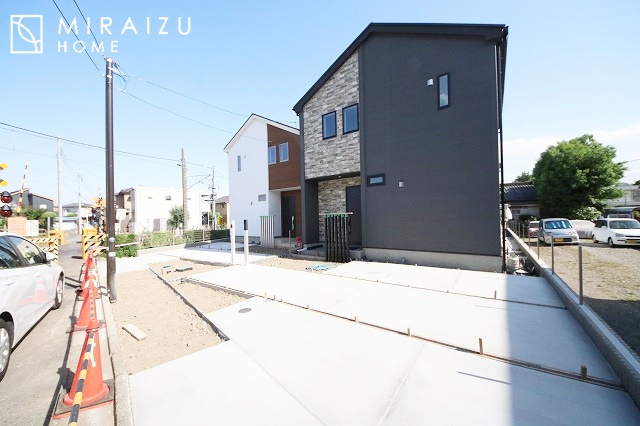 【外観】 | 青く澄み渡った綺麗な空と、陽の光をたっぷりと受ける、そんな新築住宅で新生活をスタートしてみませんか？見学・ご相談等、ミライズホーム(株)までお気軽にご連絡下さい。