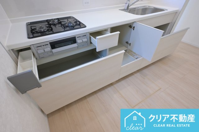 【キッチン】 | 桐生市広沢町第19　クレイドルガーデン　新築平屋 | スライド収納付きシステムキッチン。パスタ鍋や圧力鍋の出し入れもスムーズ！