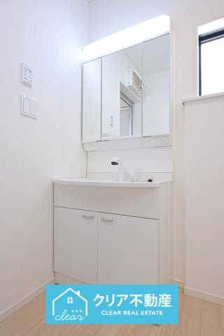 【独立洗面台】 | 桐生市広沢町第19　クレイドルガーデン　新築平屋 | 3面ミラーの後ろは収納スペースを完備。生活感のあるものは隠して、スッキリシンプルな洗面台に！