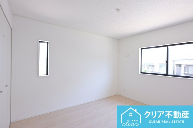 【洋室】 | 桐生市広沢町第19　クレイドルガーデン　新築平屋 | 2面採光の洋室は日当たりがよくあったか♪