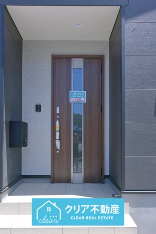 【玄関】 | 桐生市広沢町第19　クレイドルガーデン　新築平屋 | 木目調の玄関は温かい雰囲気で家族を迎え入れてくれます♪