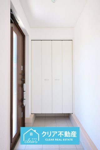 【玄関】 | 桐生市広沢町第19　クレイドルガーデン　新築平屋 | 壁一面を使った大容量のシューズボックスが特徴的な玄関です♪