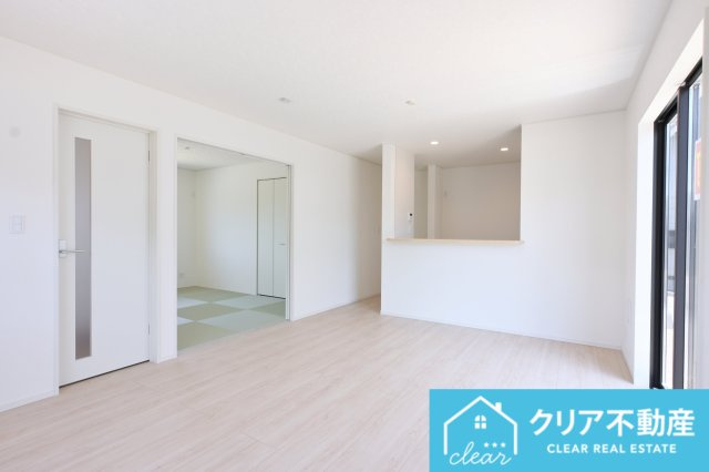 【居間・リビング】 | 桐生市広沢町第19　クレイドルガーデン　新築平屋 | 続き間の和室は小さなお子様の遊び場にもぴったり♪