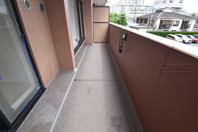 【バルコニー】 | コスモ西大島グランステージ | バルコニーの様子。ここからの眺めが、日々のストレスを発散してくれることでしょう。ちなみにバルコニーは専有部分ではなく「共用部分」の扱いです。～即日のご見学可能～　お問合せはお気軽にどうぞ。