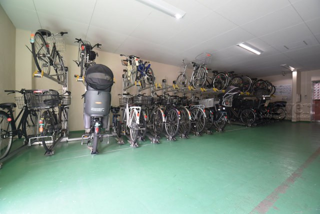 【駐輪場】 | コスモ西大島グランステージ | 自転車置き場。マンションの共用部にあたります。空きの有無や駐輪料金、各戸の台数制限などについては、改めてお問い合わせください。～即日のご見学可能～　お問合せはお気軽にどうぞ。