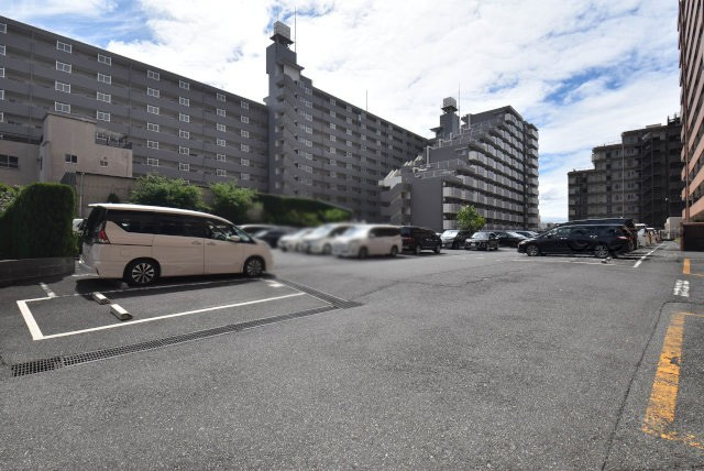 【駐車場】 | コスモ西大島グランステージ | マンションの駐車場スペース。空きの有無や駐車料金、サイズ規定などについては、改めてお問い合わせください。～即日のご見学可能～　お問合せはお気軽にどうぞ。