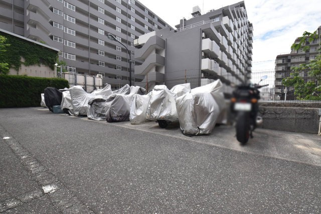 【駐車場】 | コスモ西大島グランステージ | バイク置き場。空き区画の有無や駐輪料金、サイズおよび排気量規定などについては、改めてお問い合わせください。～即日のご見学可能～　お問合せはお気軽にどうぞ。