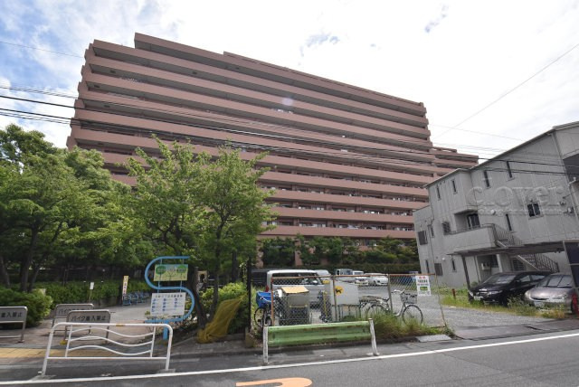 【外観】 | コスモ西大島グランステージ | 青空によく映える建物です。手入れの行き届いた外壁やマンション正面エントランスなど、綺麗な姿をぜひ一度、現地にてご覧ください。～即日のご見学可能～　お問合せはお気軽にどうぞ。