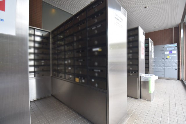 【設備】 | コスモ西大島グランステージ | 郵便物を受け入れる住民共用のポスト。「集合ポスト」とも呼びます。ここもまた、マンションの「顔」のひとつです。～即日のご見学可能～　お問合せはお気軽にどうぞ。