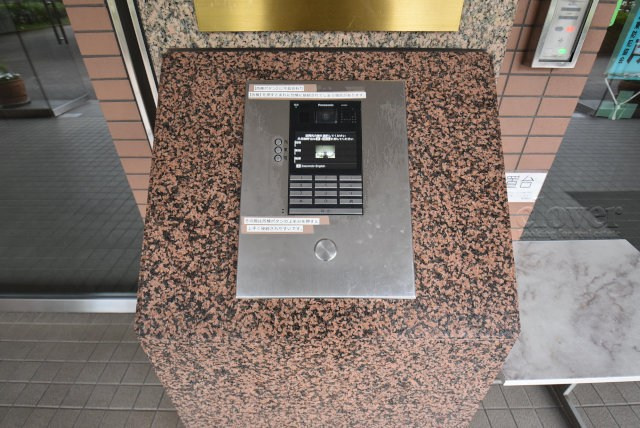 【防犯設備】 | コスモ西大島グランステージ | 部外者の出入りを規制するオートロックの操作盤。「マンションに欲しいセキュリティ」の筆頭格です。これがあるだけで、安心感はひときわ増します。～即日のご見学可能～　お問合せはお気軽にどうぞ。