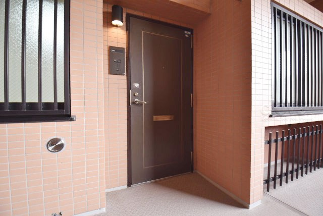 【その他共用部分】 | コスモ西大島グランステージ | 皆様をお迎えする、お部屋の玄関ドア。開けやすさや開放角度、ドアノブの操作しやすさや鍵の形状などを、現地で一度ご確認ください。～即日のご見学可能～　お問合せはお気軽にどうぞ。