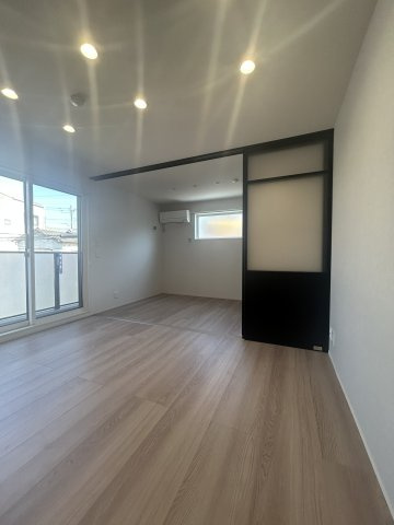 クラシスト三津屋南の居間・リビング