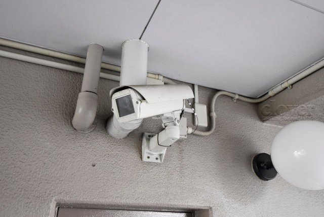 【防犯設備】 | 飯田橋第一パークファミリア | 建物や敷地の隅々に目を光らせる防犯カメラが設置されています。現地を見学される際には、カメラの存在やその台数にも意識を払ってみてください。～即日のご見学可能～　お問合せはお気軽にどうぞ。
