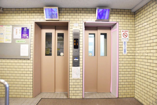 【設備】 | 飯田橋第一パークファミリア | 複数のエレベーターが皆さんの昇降を手助けしてくれます。朝の出勤通勤ラッシュ時には複数あるありがたみを感じられます。～即日のご見学可能～　お問合せはお気軽にどうぞ。