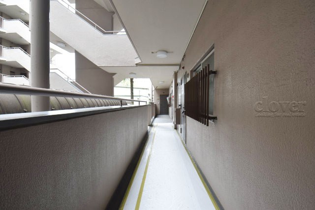 【その他共用部分】 | 飯田橋第一パークファミリア | マンションの共用廊下です。きれいに清掃されています。周囲のお部屋の様子も、ぜひ伺ってみてください。～即日のご見学可能～　お問合せはお気軽にどうぞ。