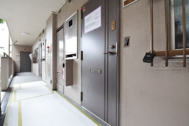 【その他共用部分】 | 飯田橋第一パークファミリア | マンションの共用廊下です。きれいに清掃されています。周囲のお部屋の様子も、ぜひ伺ってみてください。～即日のご見学可能～　お問合せはお気軽にどうぞ。
