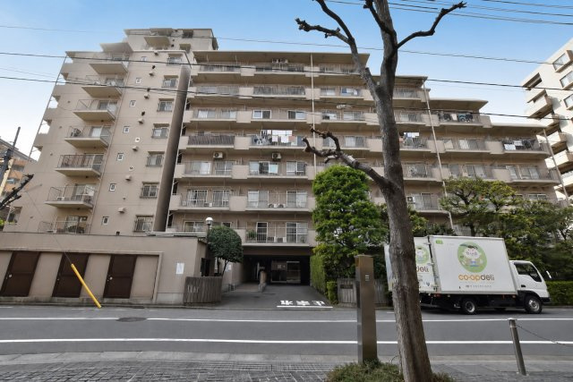 【外観】 | 飯田橋第一パークファミリア | 青空によく映える建物です。手入れの行き届いた外壁やマンション正面エントランスなど、綺麗な姿をぜひ一度、現地にてご覧ください。～即日のご見学可能～　お問合せはお気軽にどうぞ。