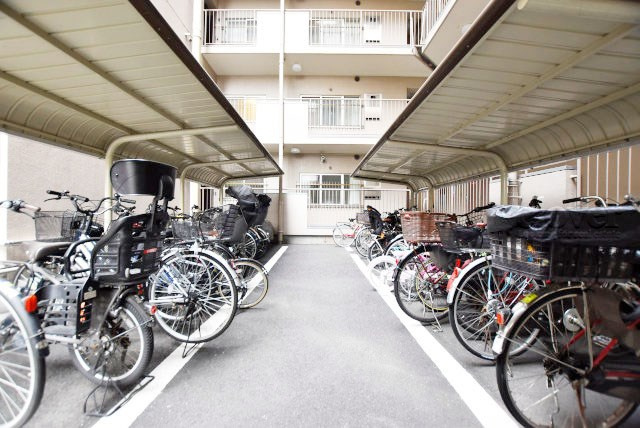 【駐輪場】 | 飯田橋第一パークファミリア | 自転車置き場。マンションの共用部にあたります。空きの有無や駐輪料金、各戸の台数制限などについては、改めてお問い合わせください。～即日のご見学可能～　お問合せはお気軽にどうぞ。