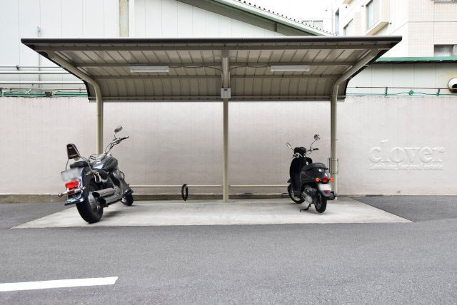 【駐車場】 | 飯田橋第一パークファミリア | バイク置き場。空き区画の有無や駐輪料金、サイズおよび排気量規定などについては、改めてお問い合わせください。～即日のご見学可能～　お問合せはお気軽にどうぞ。