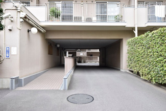 【エントランス】 | お客様を、そして住人を出迎えてくれるマンションのエントランス。ゴミが落ちていないことからも、管理状態の良さや住民の節度の高さが見て取れます。～即日のご見学可能～　お問合せはお気軽にどうぞ。