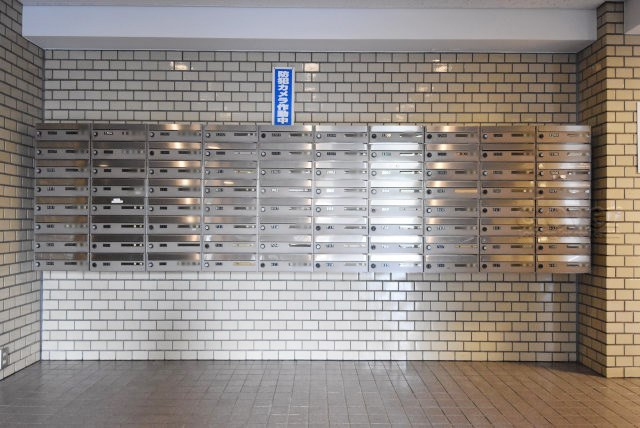 【設備】 | 飯田橋第一パークファミリア | 郵便物を受け入れる住民共用のポスト。「集合ポスト」とも呼びます。ここもまた、マンションの「顔」のひとつです。～即日のご見学可能～　お問合せはお気軽にどうぞ。