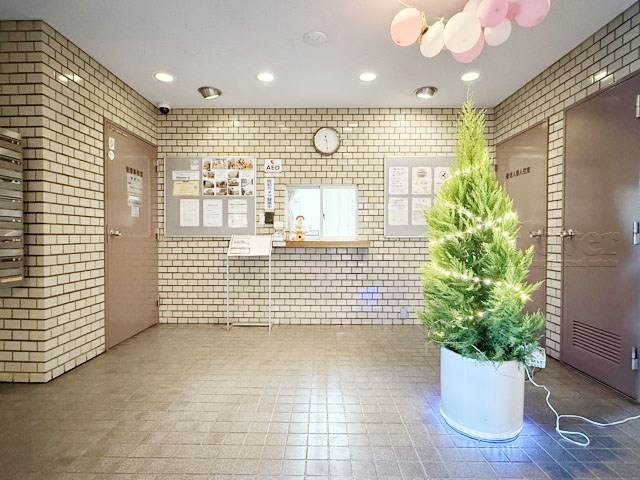 【受付】 | 飯田橋第一パークファミリア | 管理人さんが勤務する管理室です。マンションに出入りする人たちを見守り、注意を払ってくれています。～即日のご見学可能～　お問合せはお気軽にどうぞ。