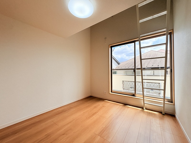 【子供部屋】 | 西東京市泉町4丁目　中古一戸建住宅　(保谷店) | ロフトは収納量も増え室内をさらに広くおつかいいただけます。
